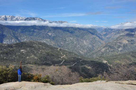 Admirado com a belíssima paisagem do Kings Canyon National Park,  na Califórnia - EUA